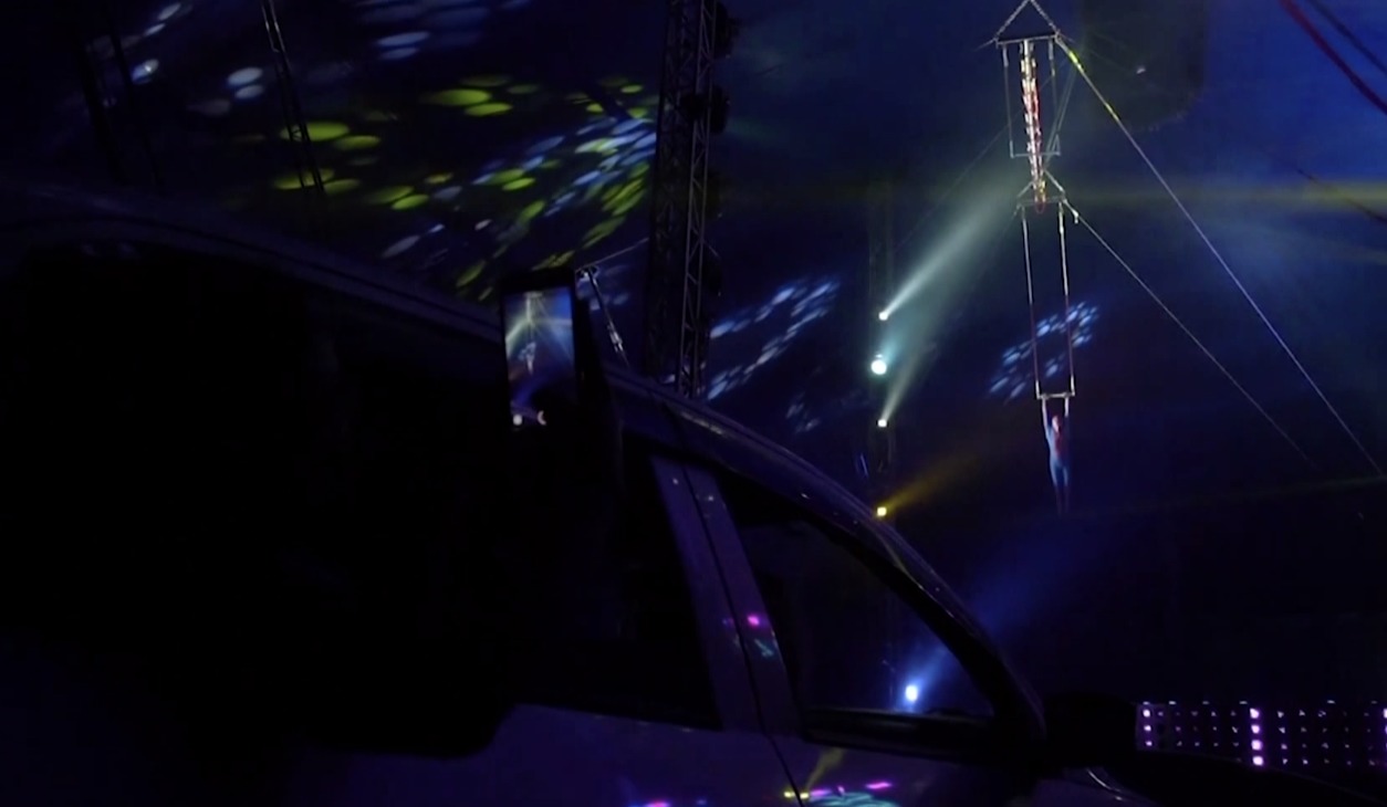 ¡Vuelven las risas! Artistas crean un auto circo en Brasil