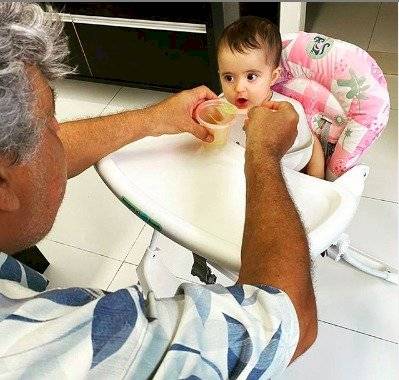 Sidney Magal dando de comer à netinha