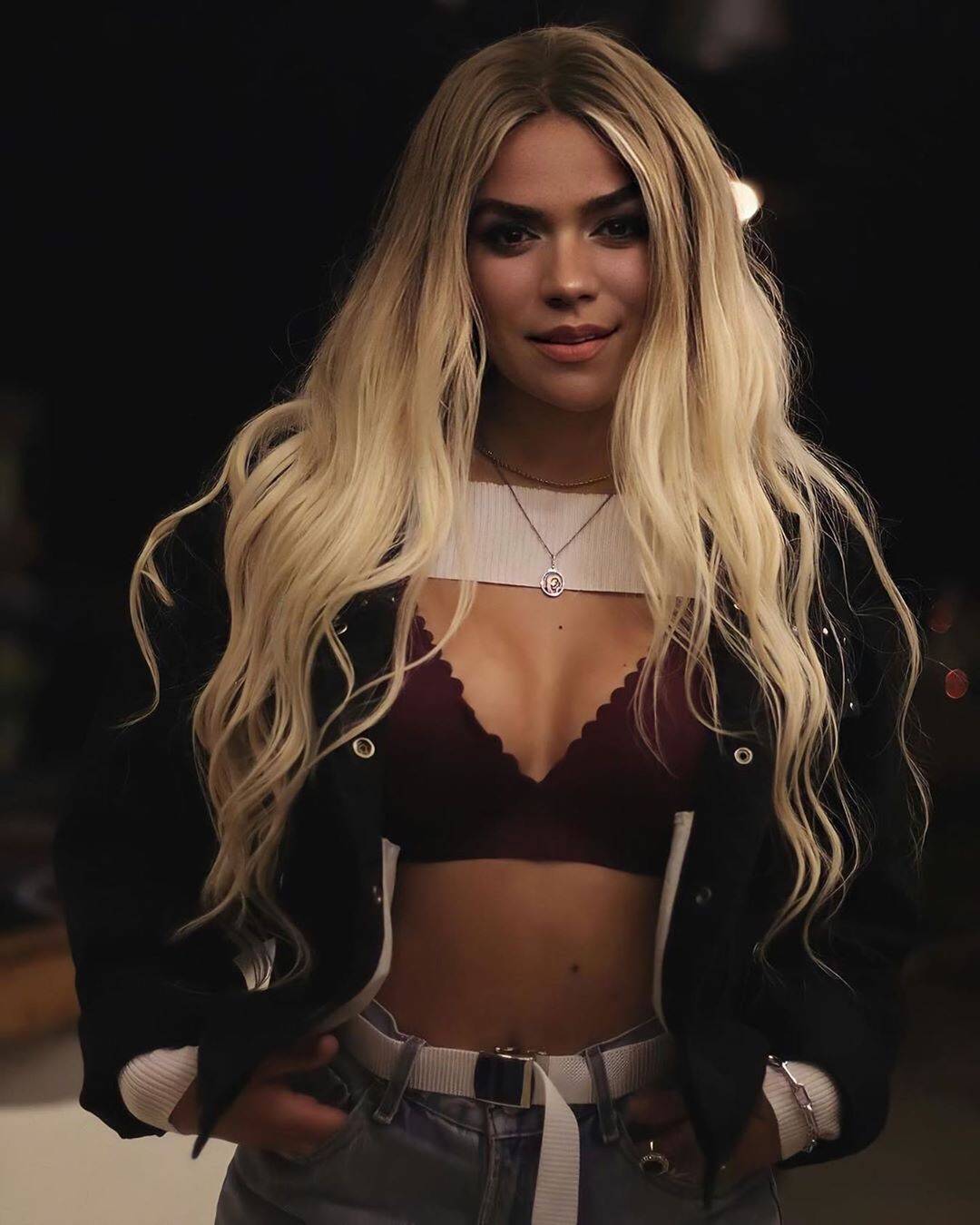 Karol G derrite a sus fans con un look sensual en un top blanco, pants azul y chaqueta de terciopelo karol g