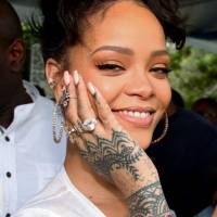 Rihanna en una falda transparente muestra orgullosa su celulitis