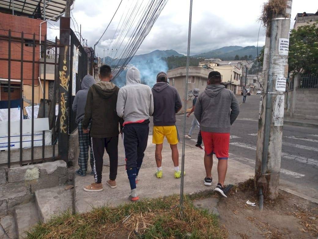 Personas que no cumplían distanciamiento, ni usaban mascarilla agredieron a policías en el norte de Quito