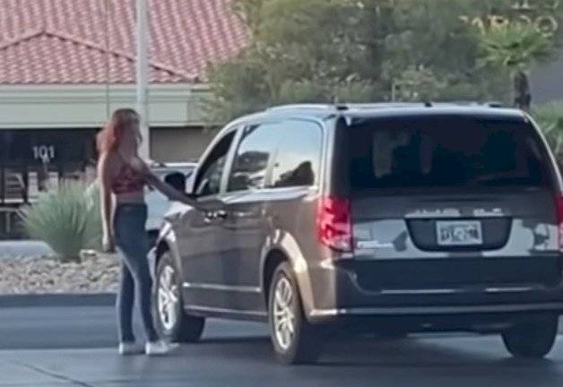 mujer no sabe cargar gasolina