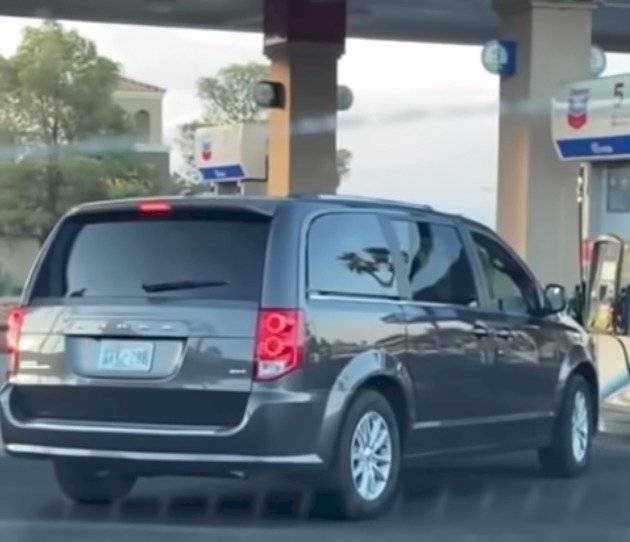 mujer no sabe cargar gasolina