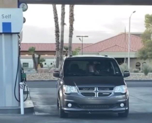mujer no sabe cargar gasolina