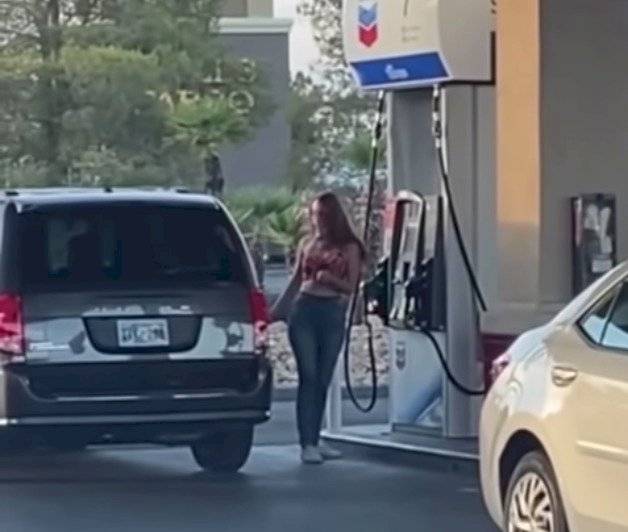 mujer no sabe cargar gasolina