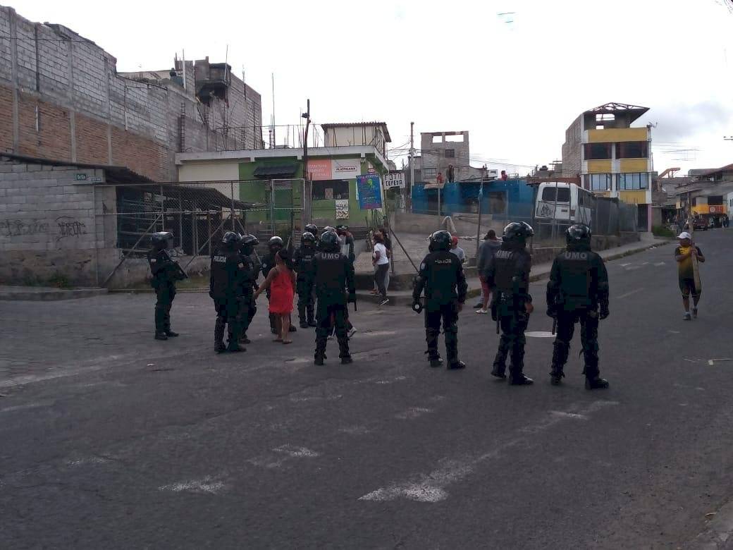 Personas que no cumplían distanciamiento, ni usaban mascarilla agredieron a policías en el norte de Quito