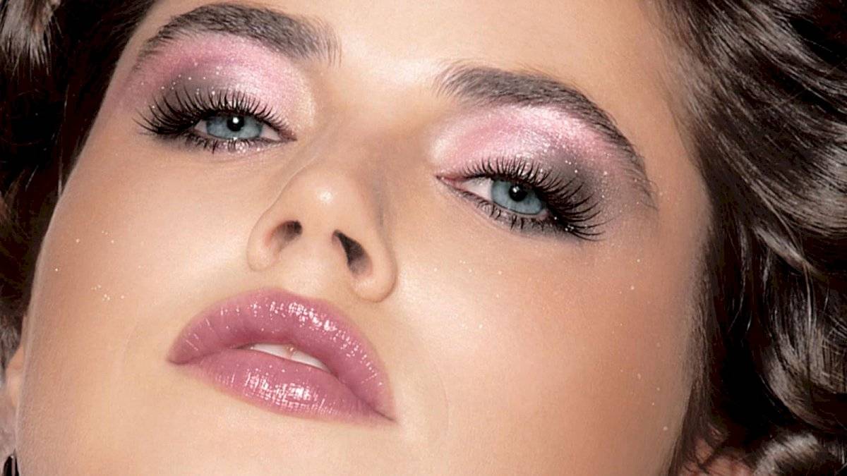 Los tonos suaves son tendencia y agrandan tu mirada cuando el resto de tu maquillaje debe ser tapado con la mascarilla
