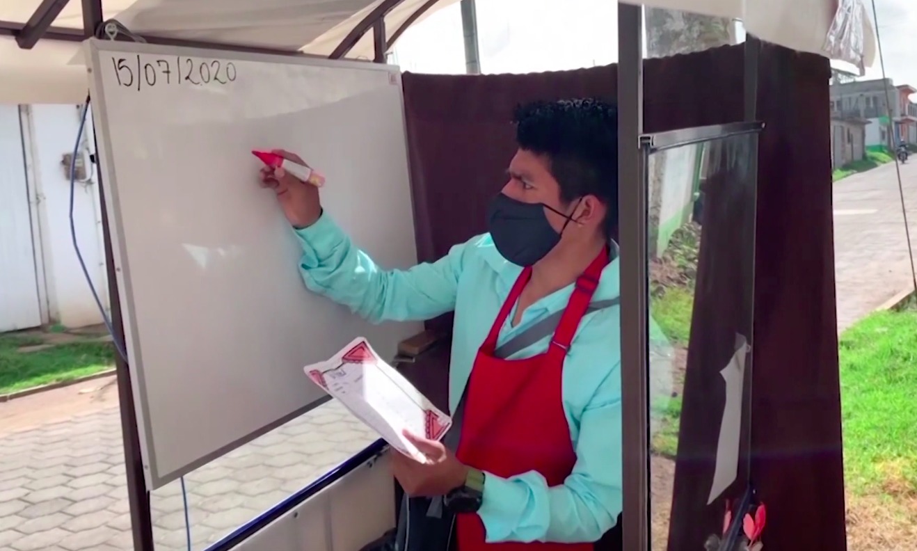 Ante falta de internet, maestro en Guatemala da clases en un salón móvil
