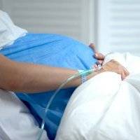 Golpean en el abdomen a una embarazada culminando en un aborto