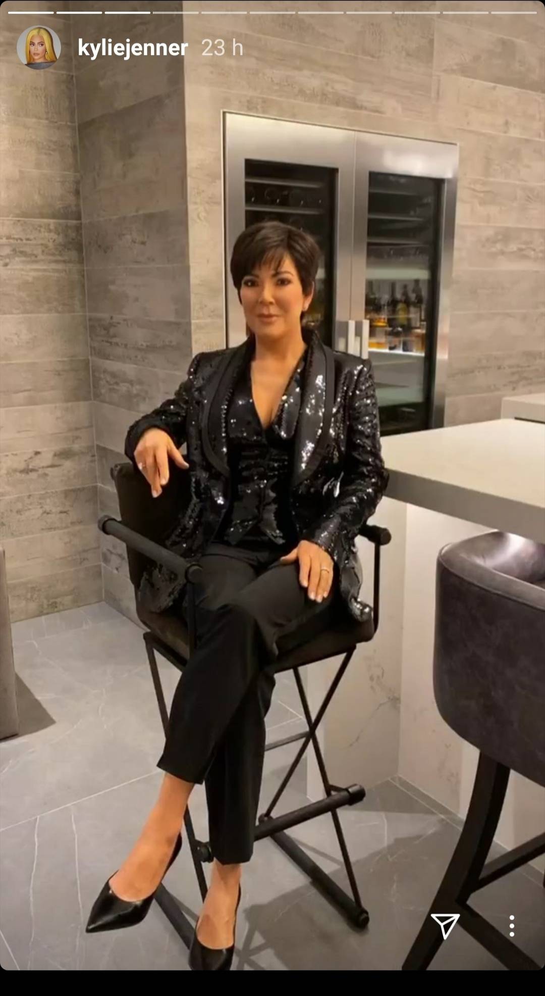 Kylie Jenner se apropia de la figura en cera de su madre y la sienta en el bar de su mansión: “¡Ella es mía! kylie jenner