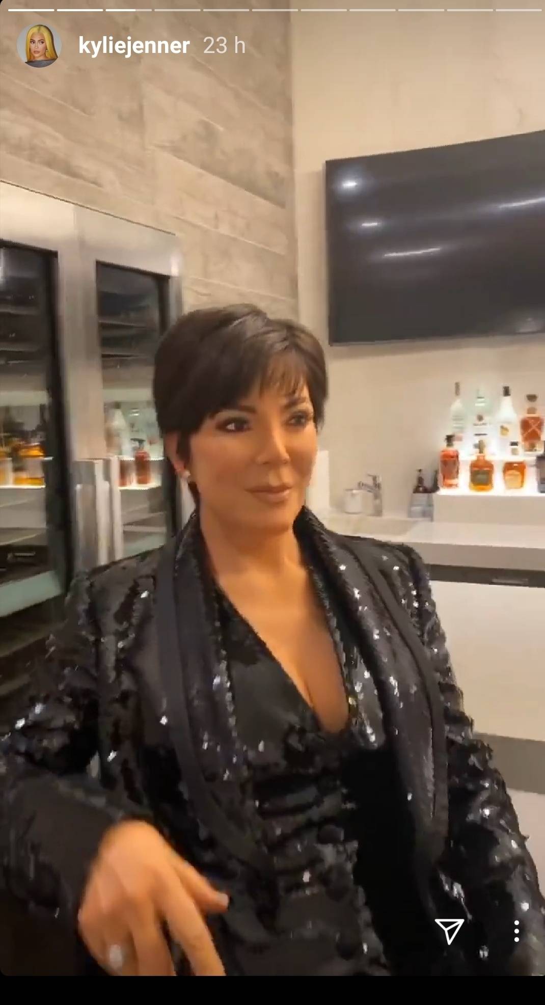 Kylie Jenner se apropia de la figura en cera de su madre y la sienta en el bar de su mansión: “¡Ella es mía! kylie jenner