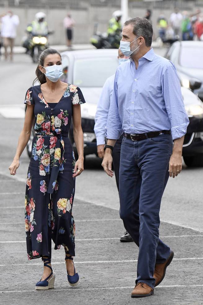La reina Letizia enamora con un jumpsuit veraniego azul de estampado floral y nuevos zapatos de cuña letizia