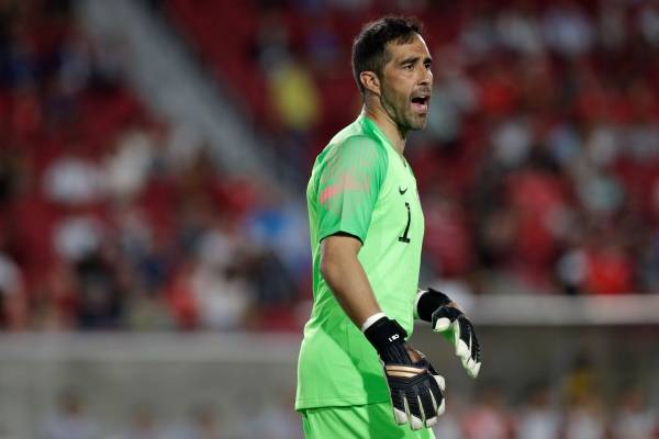 Claudio Bravo está recuperado de su lesión: Pellegrini confirma que "está perfecto, no siente dolor"
