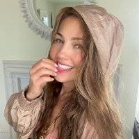 Thalía es una diosa de cristal con un body blanco decorado con brillantes