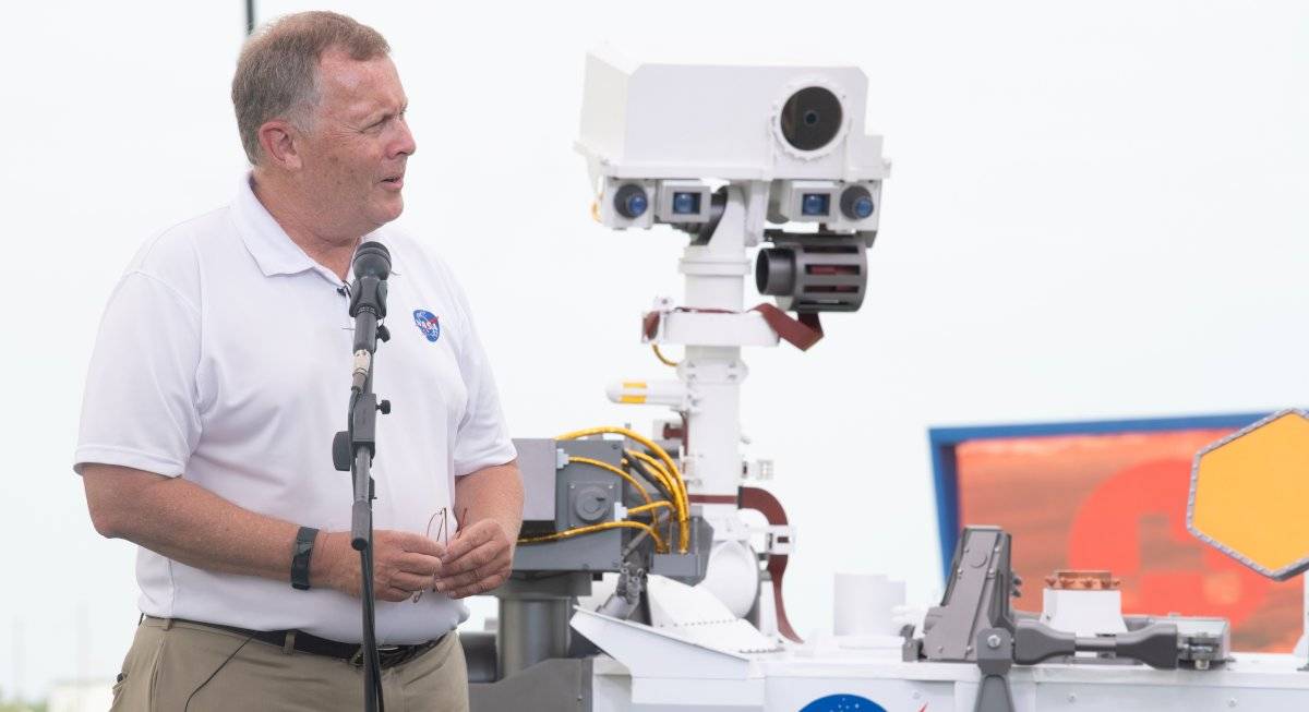 Jim Morhard, respondiendo a las preguntas de las redes sociales antes del lanzamiento del nuevo vehículo espacial Rover, también conocido como "Perseverance", este miércoles en el Centro Espacial Kennedy en Merritt Island, Florida.