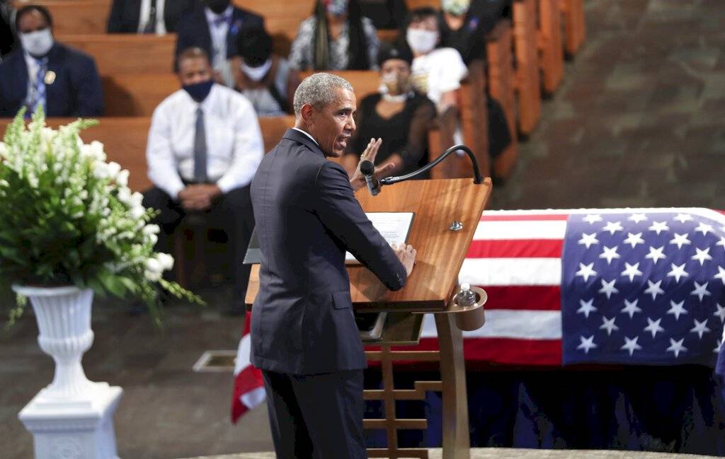 El féretro de Lewis estaba envuelto en una bandera Estados Unidos.