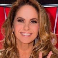 Lucero deslumbra con un pantalón bordado con lentejuelas y una blusa de seda con mangas tipo cascada