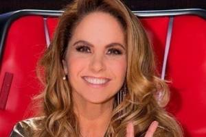 Lucero da lección de moda con este vestido verde esmeralda de mangas largas y bordado con lentejuelas