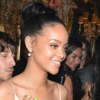 Rihanna luce preciosa en un jumpsuit bordado con flecos y cristales ideal para las mujeres de caderas anchas