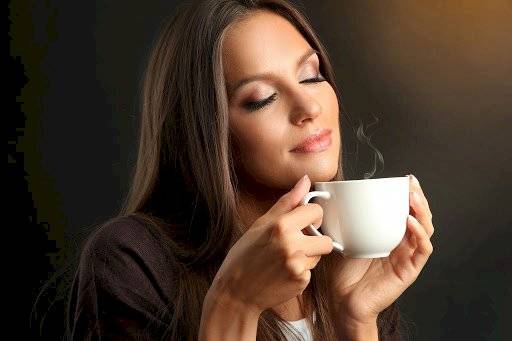 Mujer disfruta el café