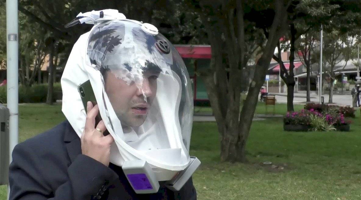 Ingenieros diseñan un casco que funciona como burbuja de protección contra la covid-19