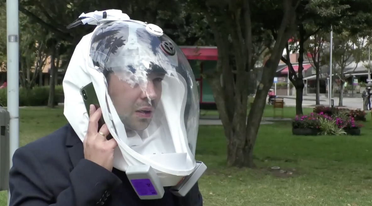 Ingenieros diseñan un casco que funciona como burbuja de protección contra la covid-19
