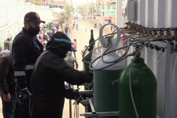 Planta de oxígeno móvil recarga gratis tanques para pacientes con covid-19 en Perú