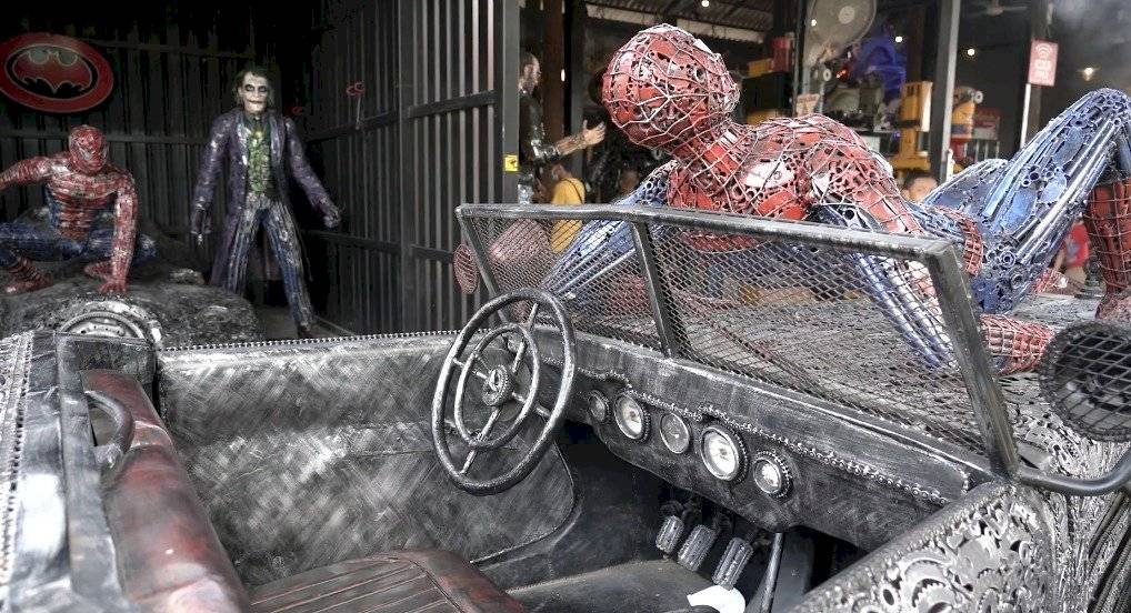 Transformers y héroes Marvel metálicos impresionan a los visitantes de parque tailandés