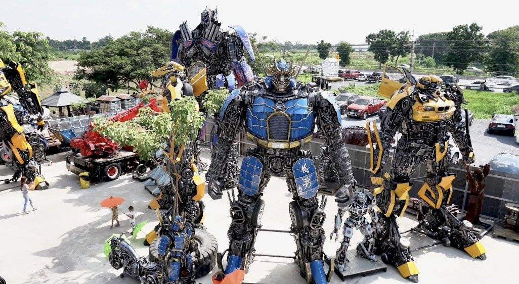 Transformers y héroes Marvel metálicos impresionan a los visitantes de parque tailandés