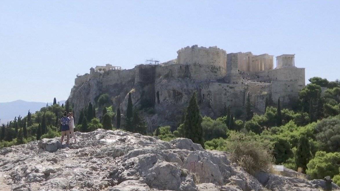 Un goteo de turistas regresa a Grecia en medio de las restricciones del virus