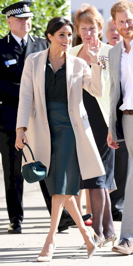 Angelina Jolie luce elegante en un suéter tejido oversize y la cartera predilecta de Meghan Markle: Una Nina Bag valorada en tres mil dólares