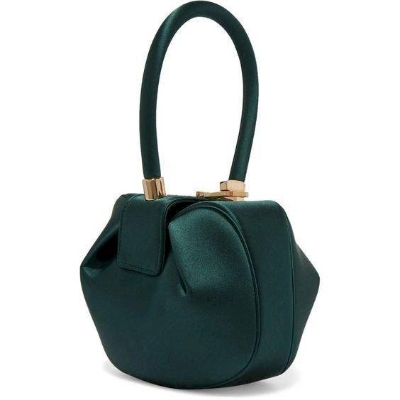Angelina Jolie luce elegante en un suéter tejido oversize y la cartera predilecta de Meghan Markle: Una Nina Bag valorada en tres mil dólares