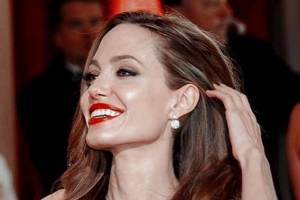 Angelina Jolie luce elegante en suéter oversize y maxi falda junto a su hijo Knox, mientras van de compras en Los Ángeles