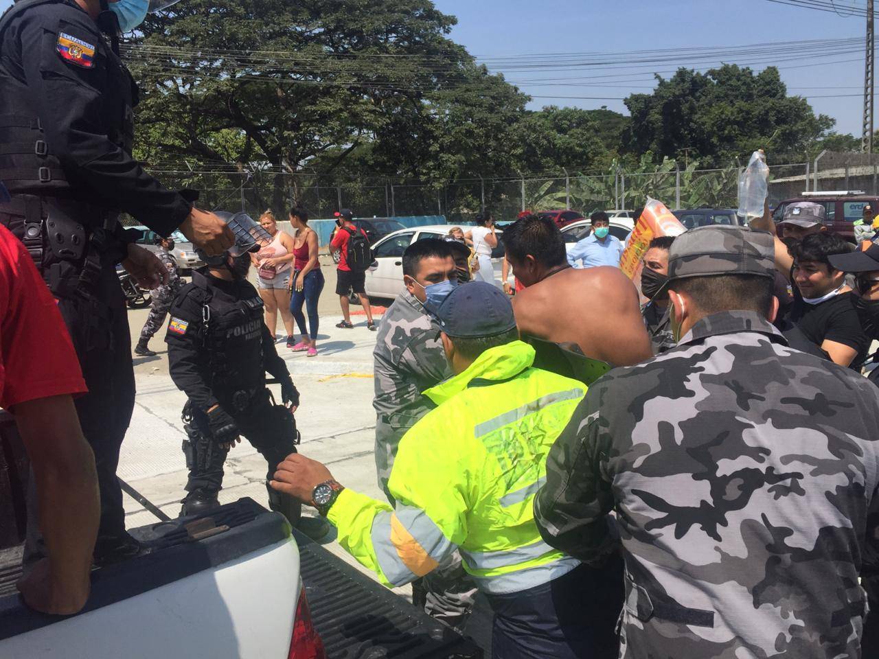 Policías heridos en amotinamiento
