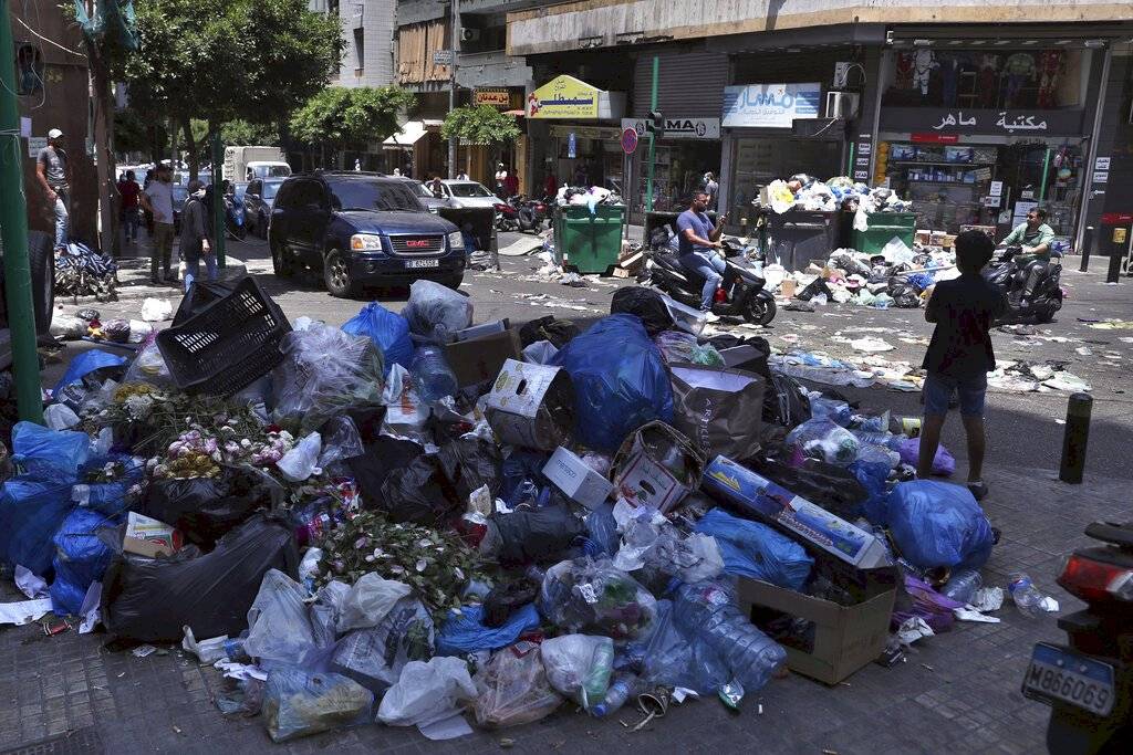 Pilas de basura sin recoger en una calle de Beirut en foto del 14 de julio del 2020. Ya casi nada funciona en el Líbano, que vive una crisis económica y social sin precedentes.