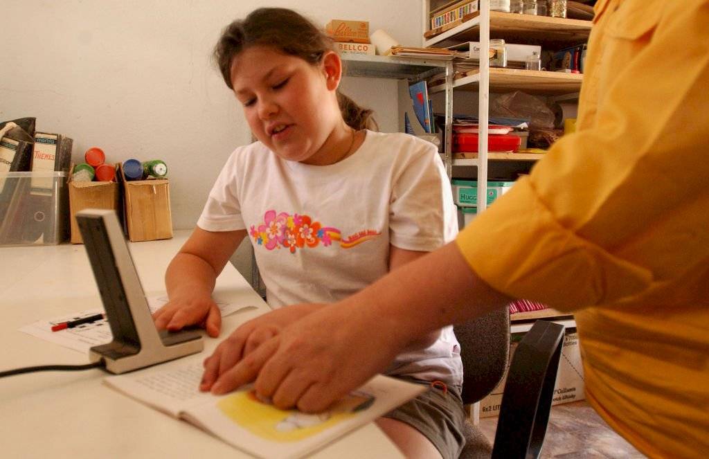 Niños aprendiendo en casa