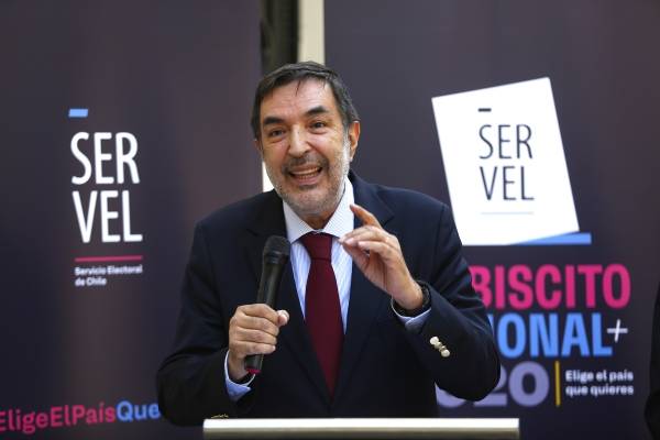 "Hay que darse con un Servel en los dientes": tuiteros aplauden rapidez del servicio ante incertidumbre de elecciones en EE.UU.