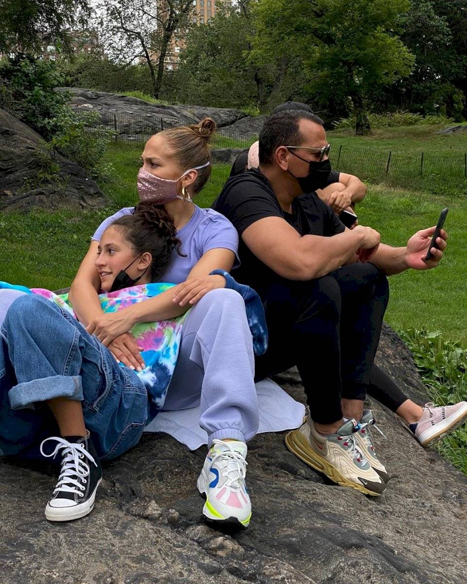 La hija de Jennifer Lopez, Emme impone la moda tie dye en un colorido suéter y enis Converse en paseo por Central Park
