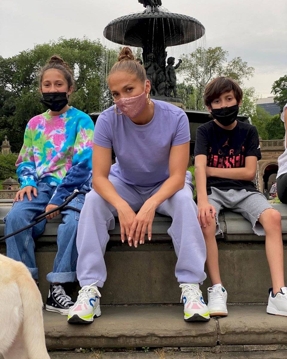 La hija de Jennifer Lopez, Emme impone la moda tie dye en un colorido suéter y enis Converse en paseo por Central Park