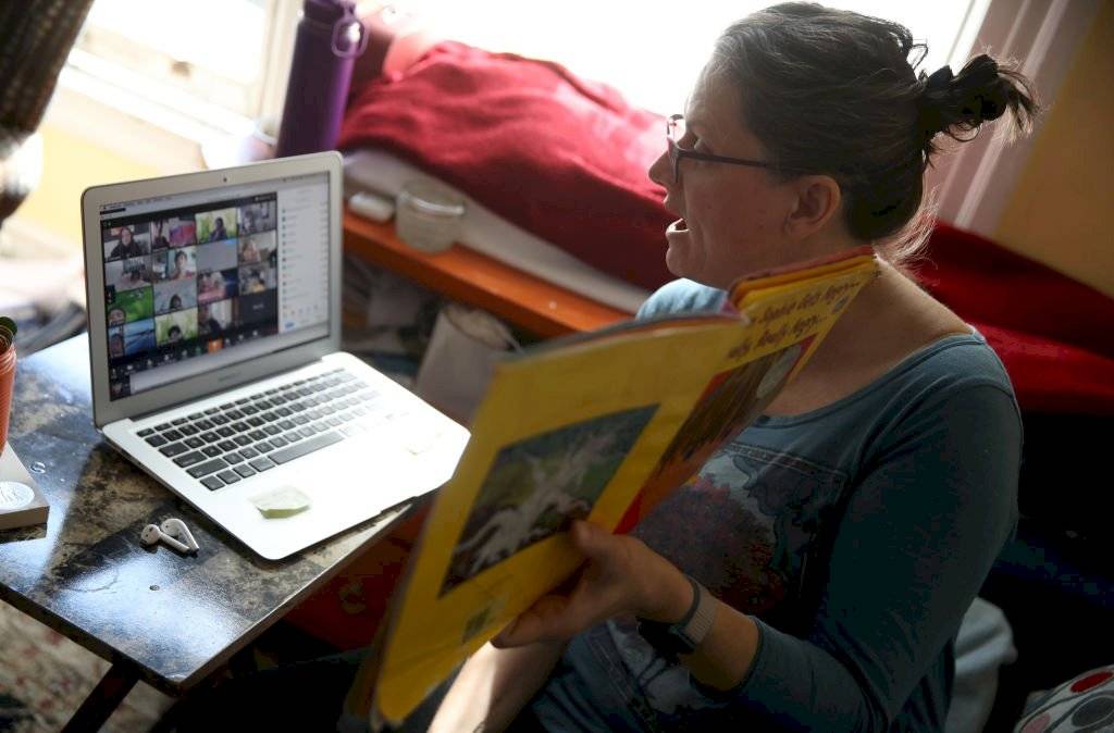 Maestra enseñando por internet