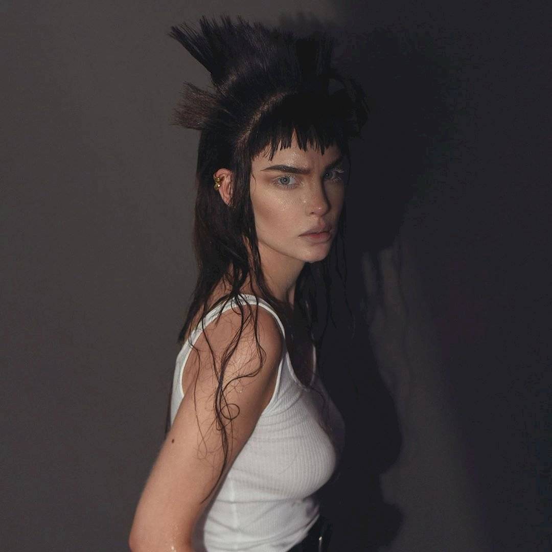 Belinda luce irreconocible en unas fotos con outfit andrógino y maquillaje que transforma su rostro