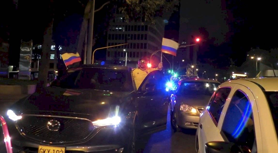 Simpatizantes y detractores de Álvaro Uribe salen a la calle tras el anuncio de su detención domiciliaria