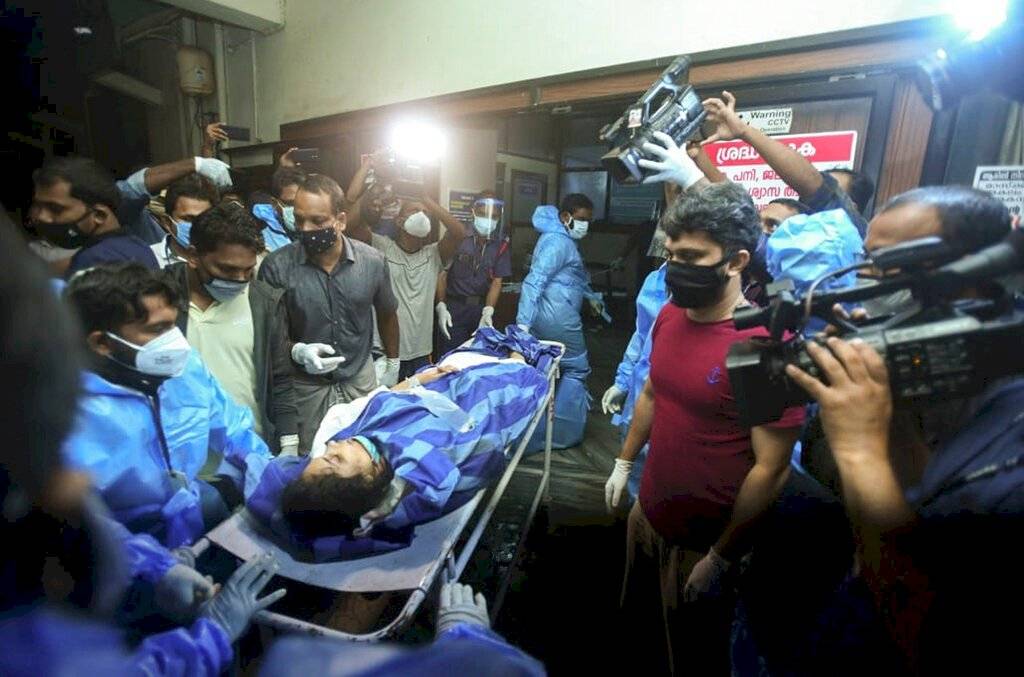Avión con 191 pasajeros se parte en dos tras aterrizaje fallido en la India