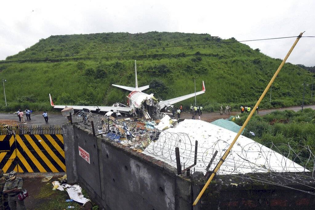 Un avión de pasajeros de la aerolínea Air India Express se estrelló este viernes