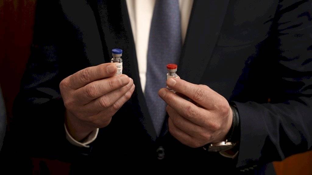 Una foto del Ministerio de Salud de Rusia muestra contenedores con una vacuna recién registrada contra el COVID-19