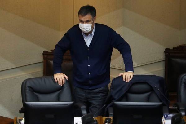 Ossandón rechaza que se dieron "vuelta la chaqueta" por retiro del 10% y asegura que hicieron un "jaque mate al Gobierno"