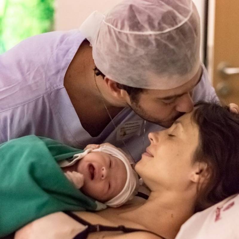 Marcos Veras e Rosanne Mulholland recebem primeiro filho