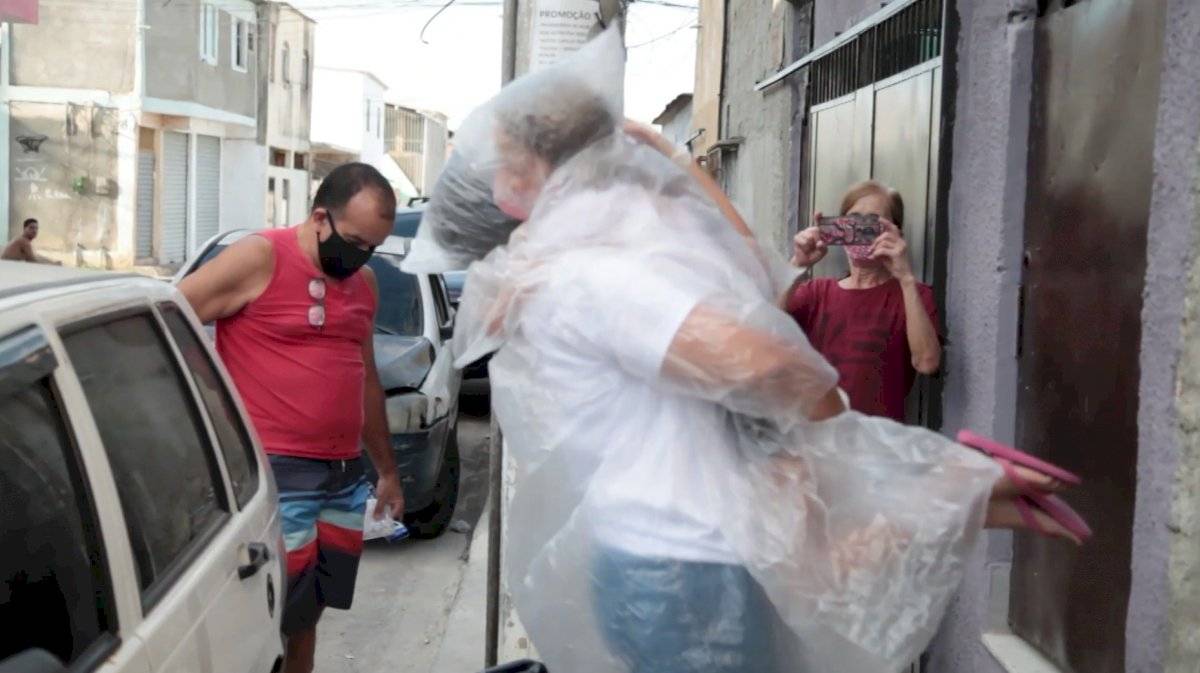 maestra da abrazos a alumnos