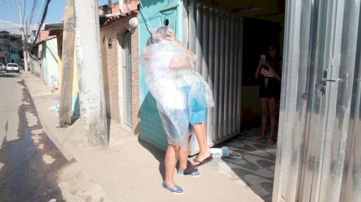 maestra da abrazos a alumnos