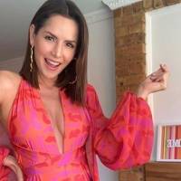 Carmen Villalobos enamora con un delicado corsé rosa y blazer con pantalón